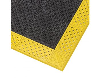 Foto - Černá plastová rohož Cushion Lok HD Solid, Grip Step - 76 x 152 x 2,2 cm