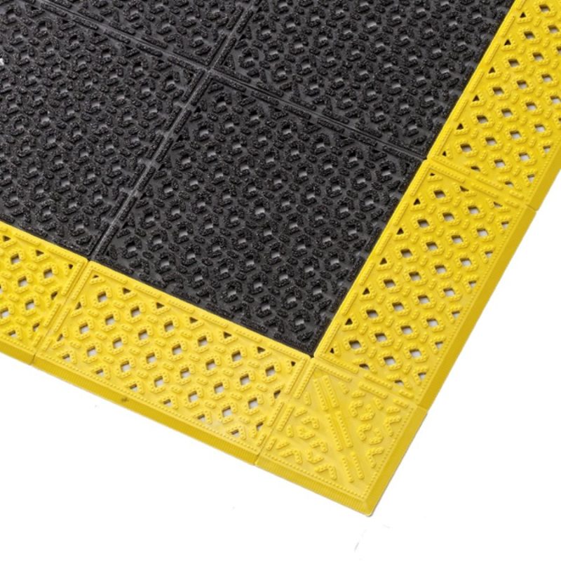 Černá plastová děrovaná rohož Cushion Lok HD, Grip Step - 76 x 152 x 2,2 cm (cena za 1 ks)