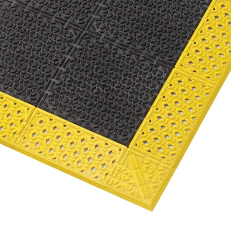 Černá plastová rohož Cushion Lok HD Solid, Grip Step - 76 x 152 x 2,2 cm (cena za 1 ks)