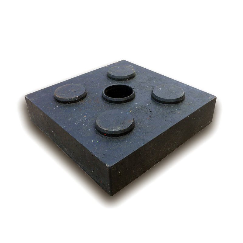 Černá plastová podkládací kostka \"4 čepy + otvor\" FLOMA RePVC - 23,8 x 23,8 x 5,3 cm (cena za 1 ks)