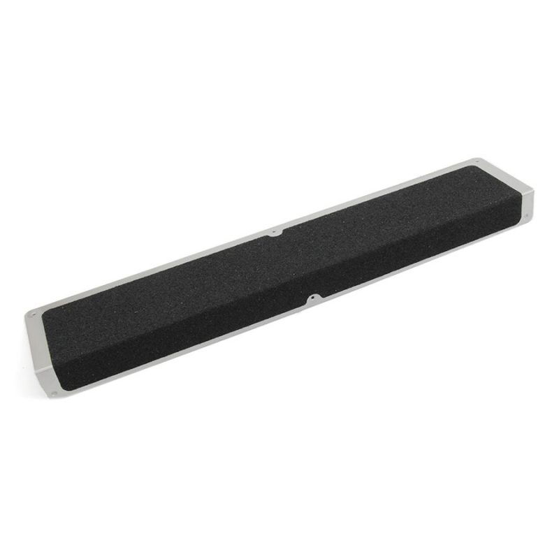 Černý hliníkový protiskluzový nášlap na schody FLOMA Bolt Down Plate - 63,5 x 12 x 4,5 cm a tloušťka 1,6 mm (cena za 1 ks)