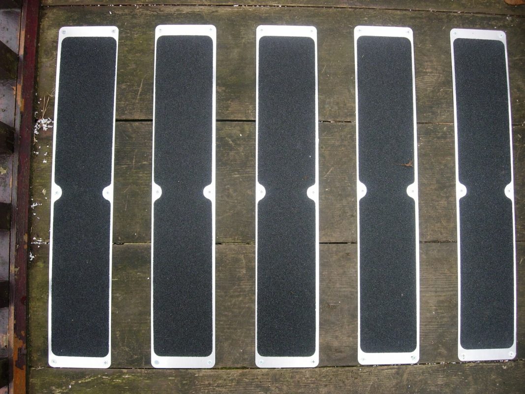 Béžová náhradní protiskluzová páska pro hliníkové nášlapy FLOMA Standard - 63,5 x 11,5 cm a tloušťka 0,7 mm (cena za 1 ks)
