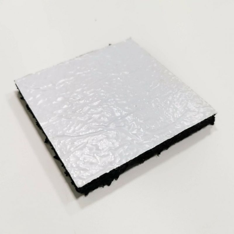 Gumová podložka s ALU folií pod konstrukci fotovoltaické elektrárny na střechu s hydroizolací z PVC fólie FLOMA UniPad ALU - 10 x 10 x 1 cm (cena za 1 ks)